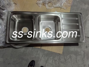 دو قطره آب در حوضچه آبشوری آشپزخانه تجاری
