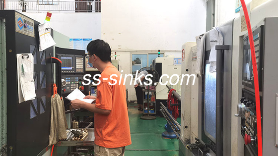 قالب سینک آشپزخانه SUS304 18 Guage R20 زاویه یک تکه دو لگن