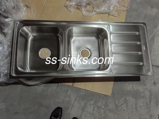 دو قطره آب در حوضچه آبشوری آشپزخانه تجاری