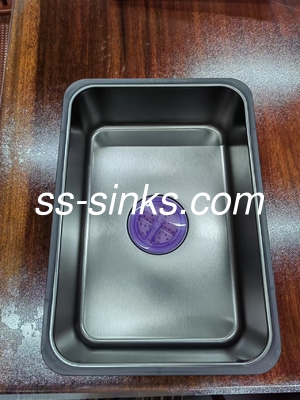 سینک آشپزخانه ای از فولاد ضد زنگ با ضخامت 1.2 میلی متر و تمیز کردن آسان